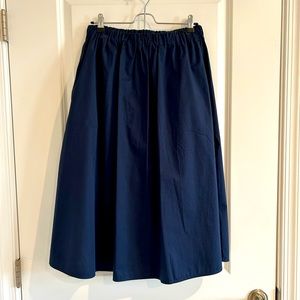 EUC Everlane clean cotton pull-on midi skirt in Navy, size M